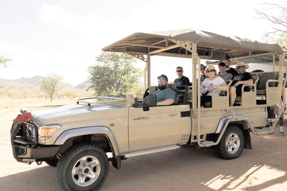 Per XXL-Jeep ging es in die Nationalparks zu Löwen, Giraffen, Gnus und Elefanten.