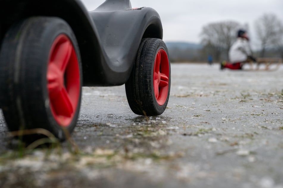 Im Harz wurde ein kleiner Junge auf einem Spielauto überfahren. (Symbolbild)