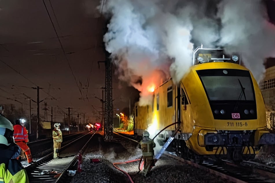 Dresden: Lokomotive der Deutschen Bahn steht in Dresden in Flammen