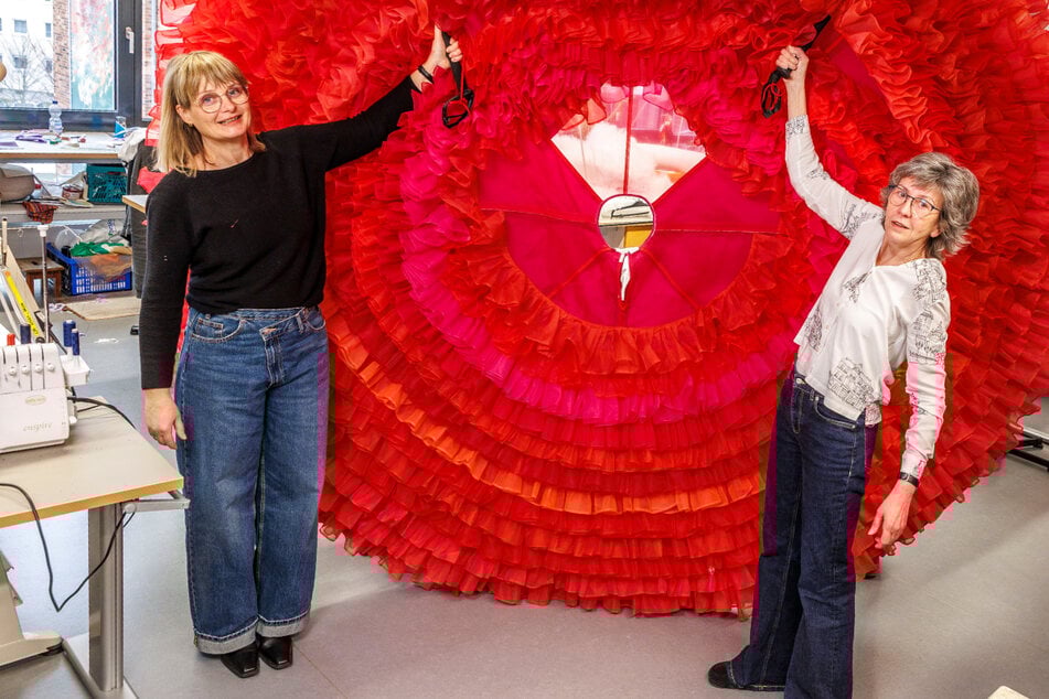 Dresden: Für den spektakulären Bühnen-Cancan: Operetten-Schneider nähen XXL-Röcke