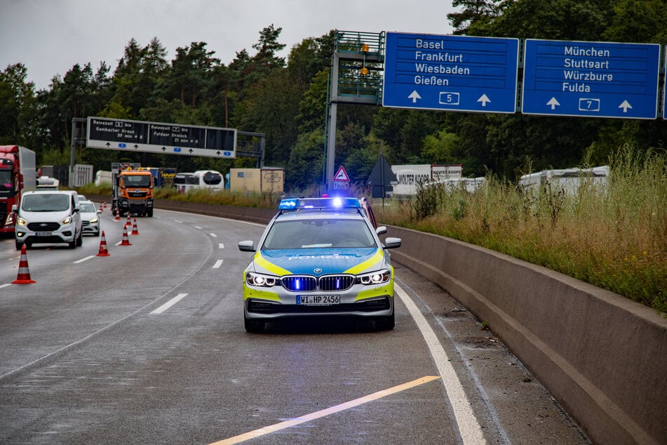 Die Polizei konnte den Verkehr bislang nur auf dem rechten und dem Standstreifen weiterlaufen lassen.