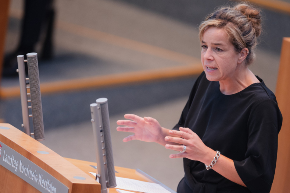 Mona Neubaur (44) sprach am heutigen Donnerstag zum ersten Mal im Rahmen einer Aktuellen Stunde im NRW-Landtag.