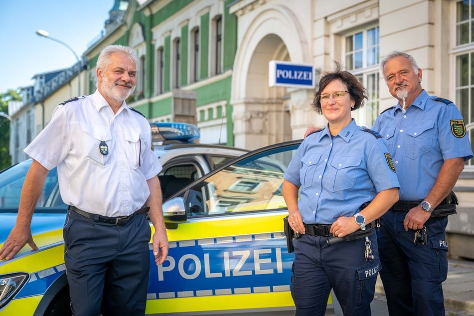 Jens Oppel (l.), Leiter des Polizeireviers Auerbach und die beiden Bürgerpolizisten Kessy Schaar (50) und Rüdiger Riedel (59).