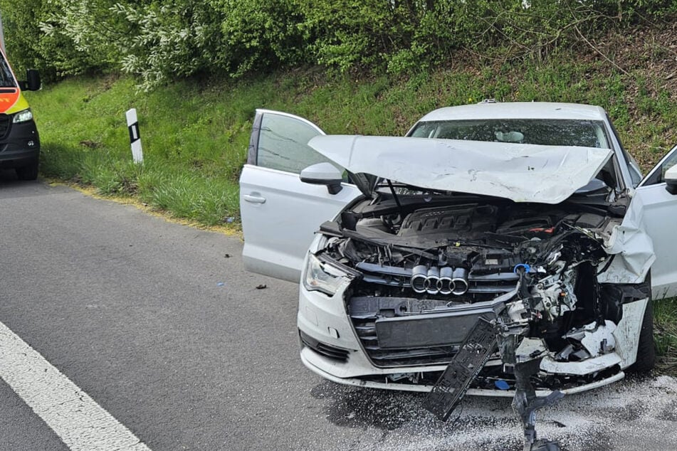 Heftiger Unfall: Autos krachen frontal ineinander, Kind unter Verletzten