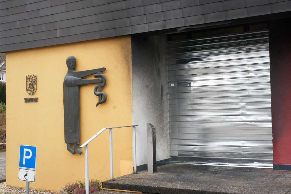 Gesundheitsamt nach Brandanschlag zerstört: Staatsschutz eingeschaltet