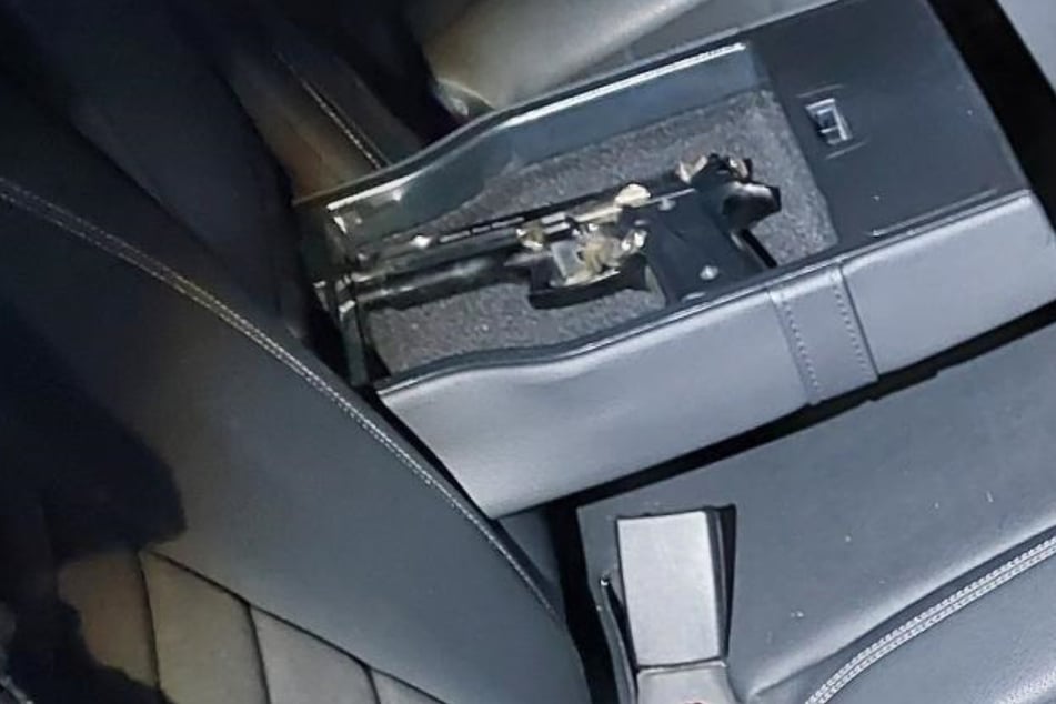 Polizei kontrolliert Auto: Als die Mittelarmlehne heruntergeklappt wird, kommen Insassen in Erklärungsnot