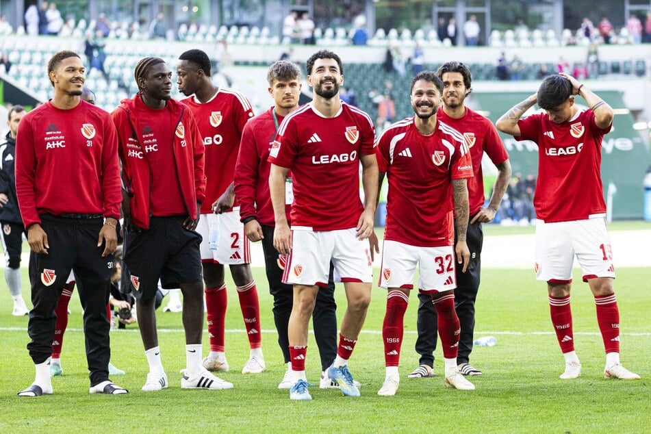 Cigerci (4.v.r.) würde gerne wie in Wolfsburg auch in Karlsruhe Zählbares nach Abpfiff feiern.