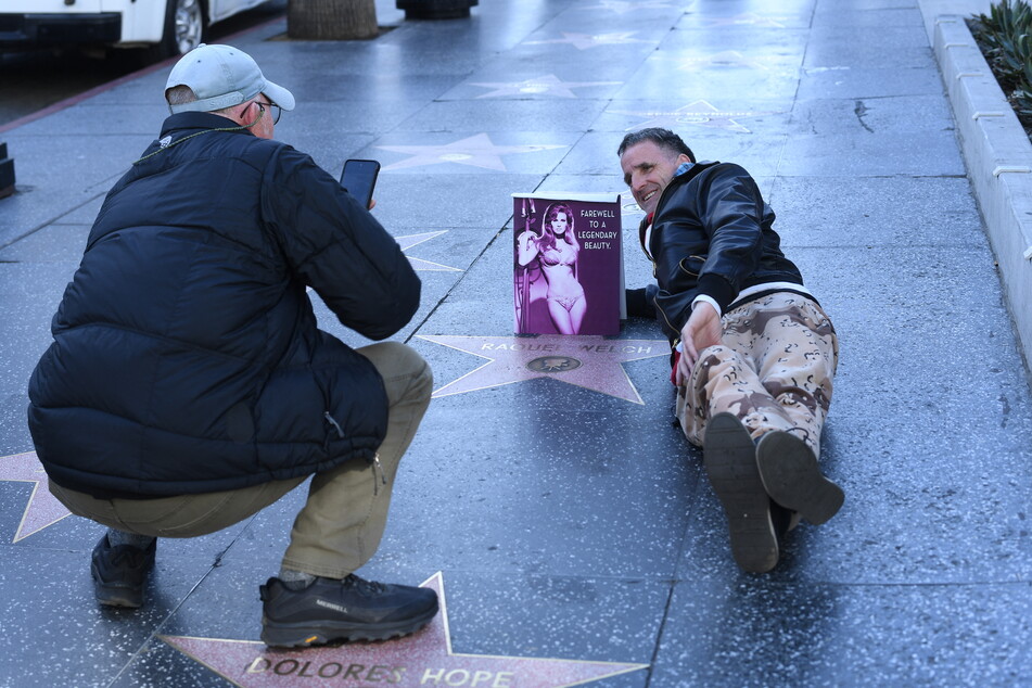 Viele Fans machten am Mittwoch Fotos von Welchs Stern auf dem berühmten "Walk of Fame".