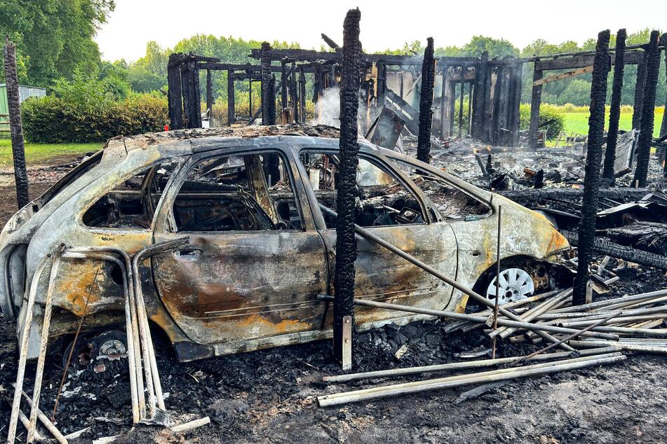 Wohnhaus brennt komplett nieder: Feuerwehr findet tote Person