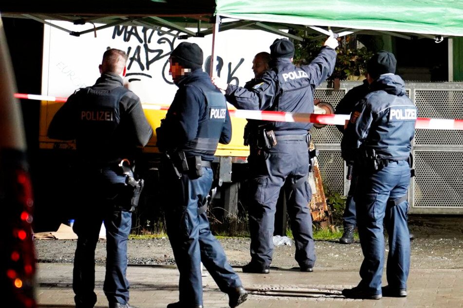 Tödliche Schüsse in Frankfurt am Main: Ein Großaufgebot der Polizei war am Montagabend in der Heerstraße im Einsatz.
