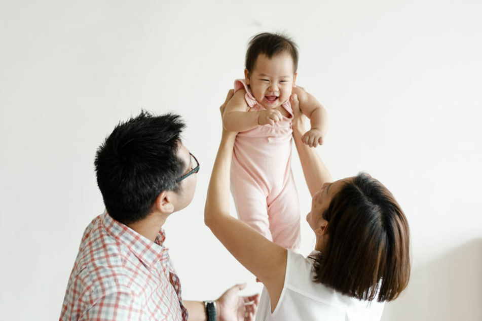 Die Freude war groß, als das Paar ihr Baby endlich in den Armen halten konnte. Erst später wurde ihnen bewusst, was sie übersehen hatten. (Symbolbild)