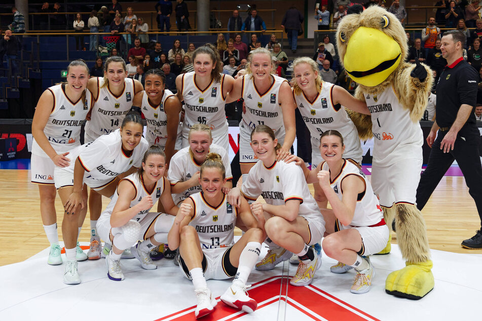 Die Basketball-Nationalmannschaft der Frauen bejubelt die erfolgreiche EM-Qualifikation.