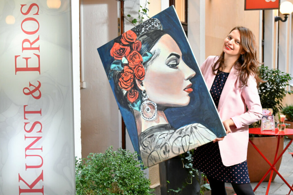 Janett Noack (39) - hier mit dem Bild "Flamenca" von Steffen Fischer - fehlt die Laufkundschaft in ihrer Galerie "Kunst & Eros".