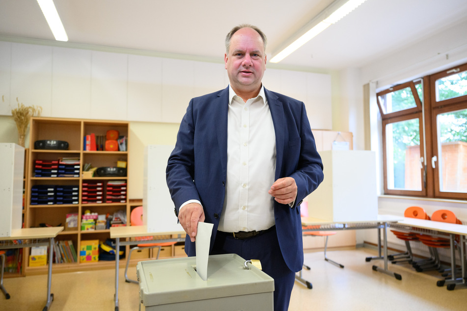 Dresdens OB Dirk Hilbert (51, FDP) darf im Amt bleiben, obwohl es gleich mehrere Klagen gegen die Abläufe bei der Oberbürgermeisterwahl gegeben hat.