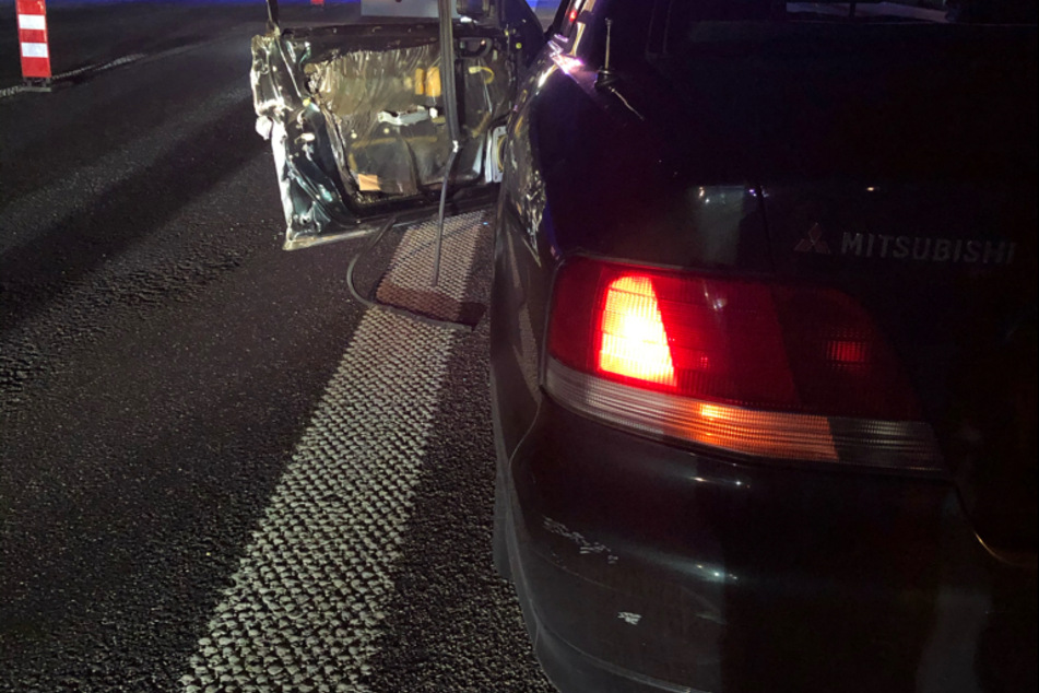 Der Mitsubishi ist nach dem Unfall schrottreif.