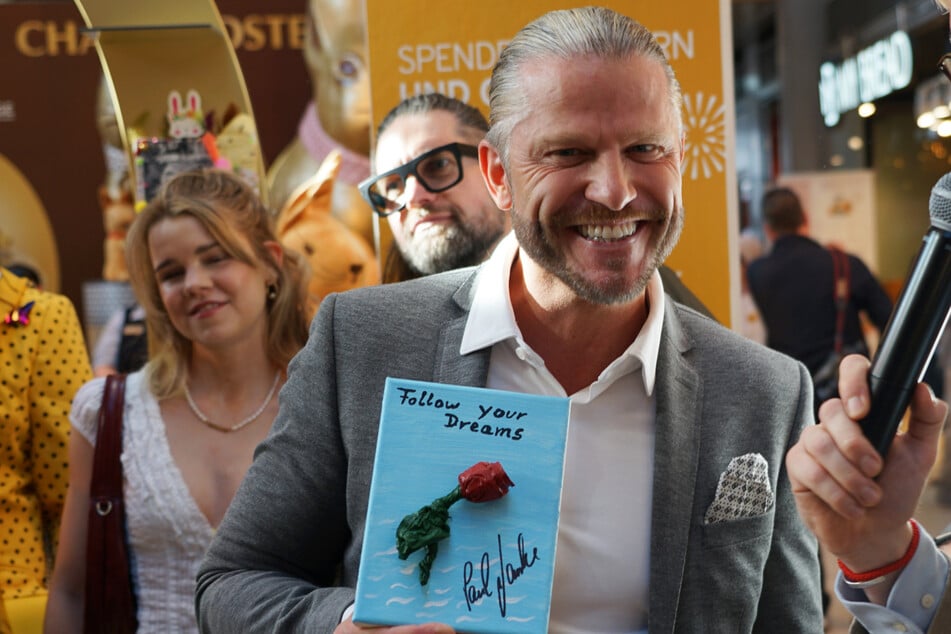 Ex-Bachelor Paul Janke (44) bastelte eine Rose und versah sie mit seinem persönlichen Motto, das ihn schon seit seiner Kindheit begleitet: "Follow your Dreams".