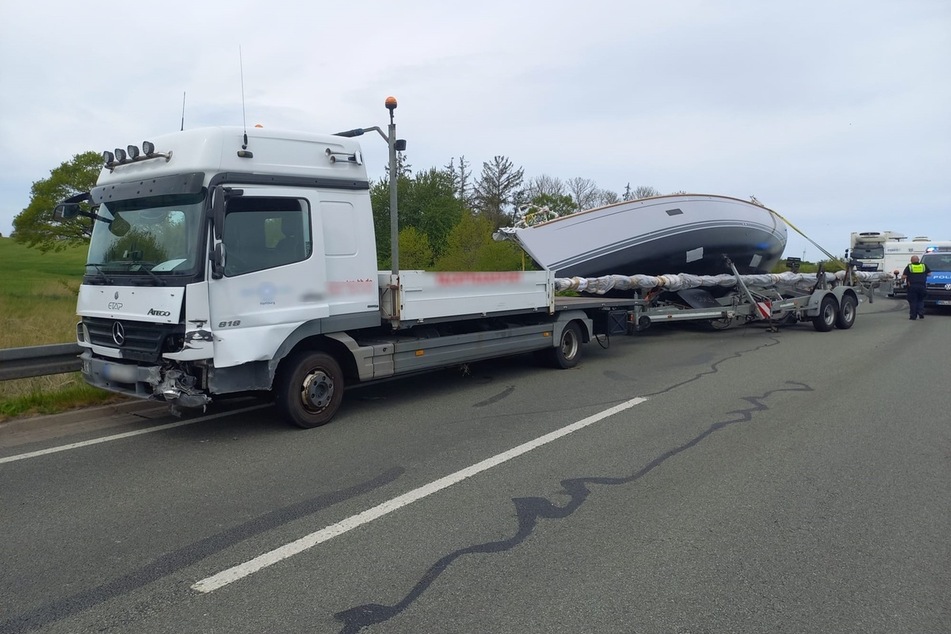 Eine Segeljacht fiel am Montag von einem Bootsanhänger und blockierte die B96 stundenlang.