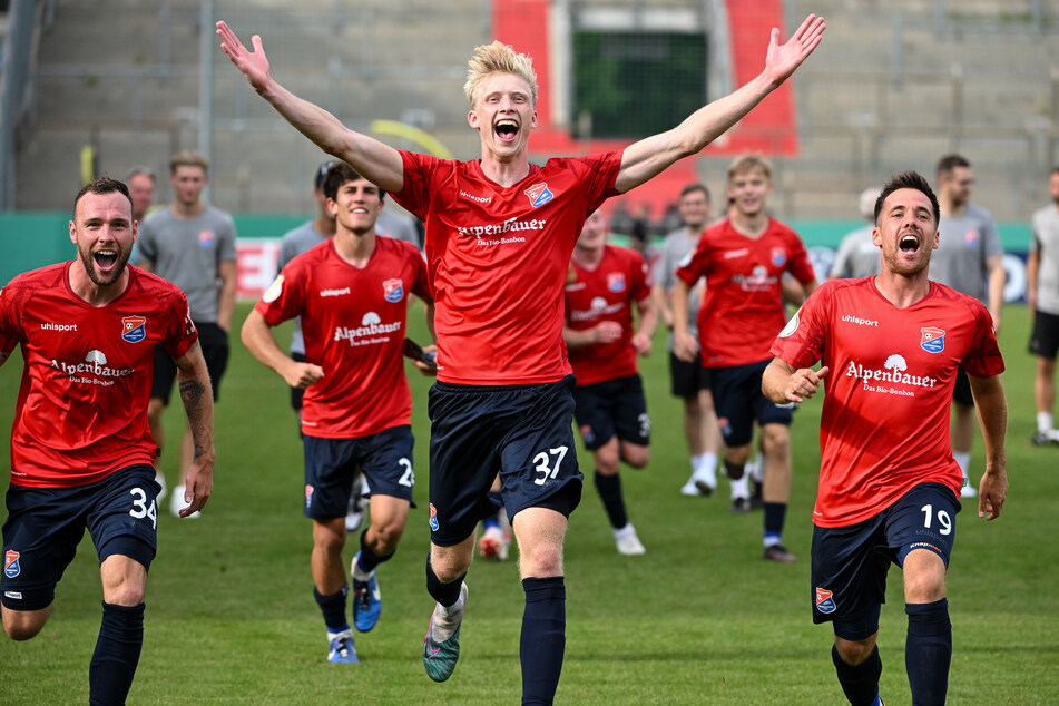 Glücklich nach dem Einzug in die zweite DFB-Pokal-Runde: Die SpVgg Unterhaching warf Bundesligist FC Augsburg mit 2:0 raus.