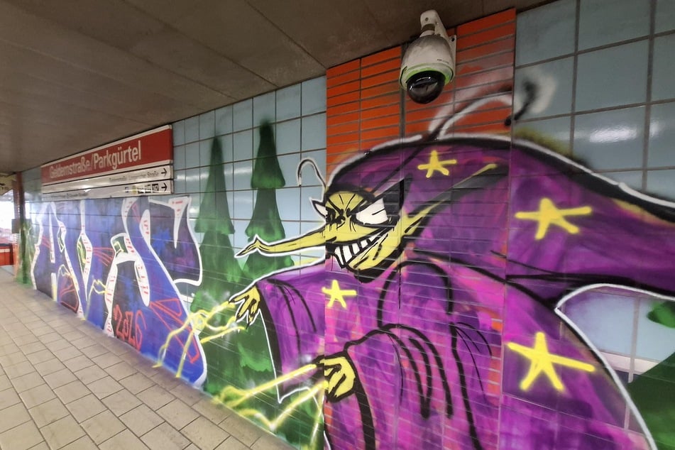 Graffiti an Haltestellen sorgen immer wieder für hohe Reinigungskosten und aufwendige Reparaturen.