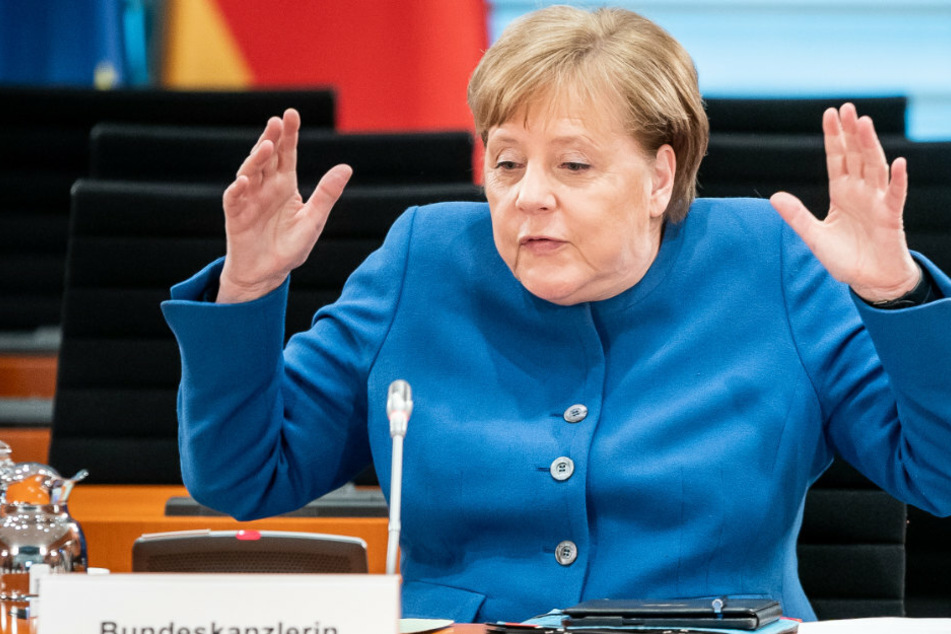 Bundeskanzlerin Angela Merkel (CDU), reagiert zu Beginn der wöchentlichen Sitzung des Bundeskabinetts im Kanzleramt als Sie sich auf den zu weichen Stuhl setzt.