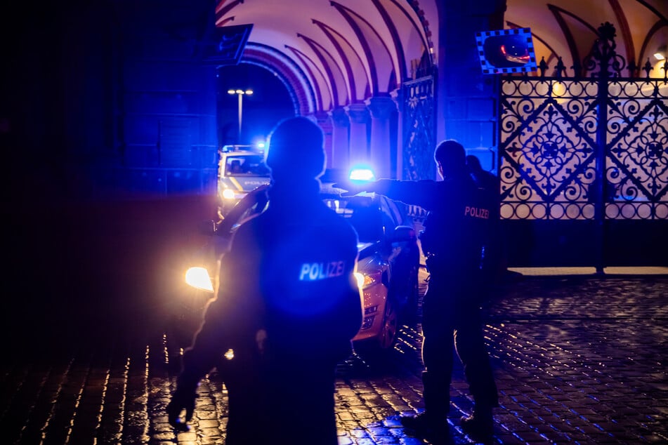 Eine Polizeikolonne verlässt das Justizzentrum in Magdeburg.