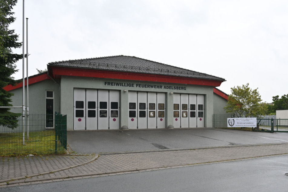 Eine mobile Sirene steht bei der Freiwilligen Feuerwehr Adelsberg.