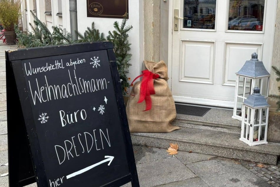 Der Weihnachtsmann hat sein Büro im Schoko-Laden "Chirel" eingerichtet.