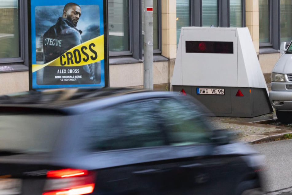 Vom linken Fußweg aus erfasst der Superblitzer sämtliche Tempo-Sünder auf der Glacisstraße in Richtung Albertbrücke.