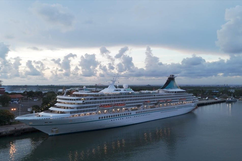 Zusammen mit anderen Promis geht es auf der "Artania" auf Reise.
