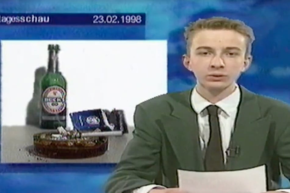 Jan Böhmermann mit 18 Jahren als "Tagesschau-Moderator" in einem Beitrag zum Videowettbewerb "Drugs suck – Filmregie statt Ecstacy".