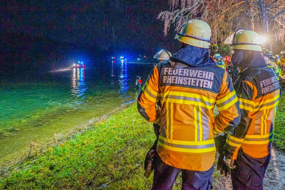Auto fährt in Rhein und versinkt: Rettung von Fahrer vergeblich