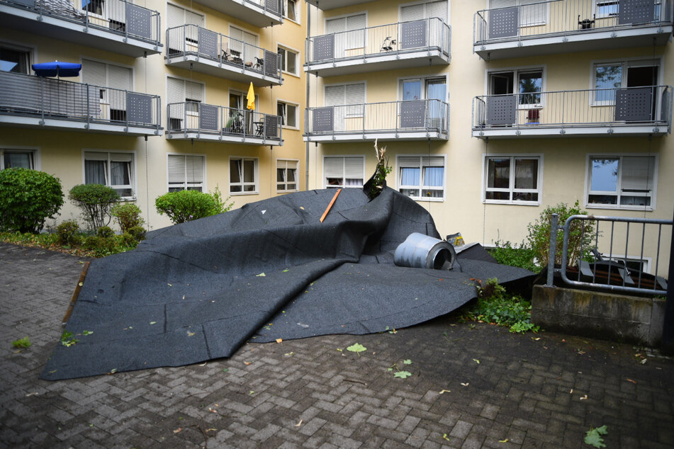 Trümmer des abgedeckten Daches.