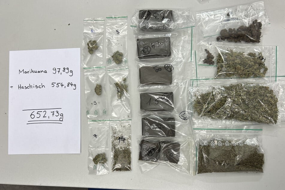 Stolze 652,73 Gramm an Drogen fand die Polizei letztlich bei den beiden Jugendlichen.