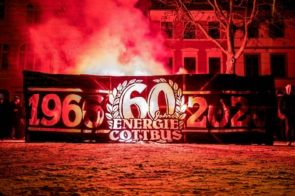 Am Altmarkt starteten Fans um Mitternacht eine große Pyroshow.