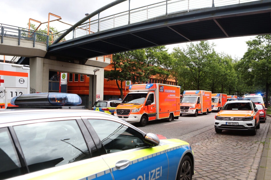 Zahlreiche Rettungskräfte rückten zu der Stadtteilschule in Mümmelmannsberg aus.