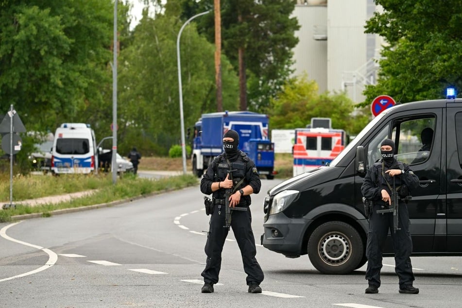 Mit Schutzanzügen und schwer bewaffnet: Spezialkräfte heben Drogenlabor in Ludwigsfelde aus