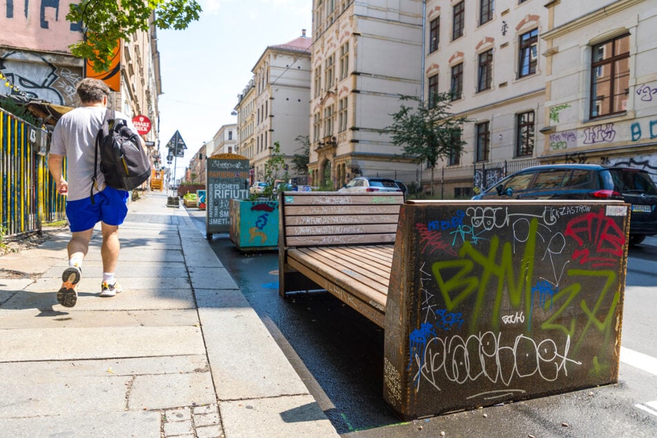 Die kürzlich aufgestellten Bänke sind trotz Graffiti nutzbar. Aber schön sehen sie nicht aus.