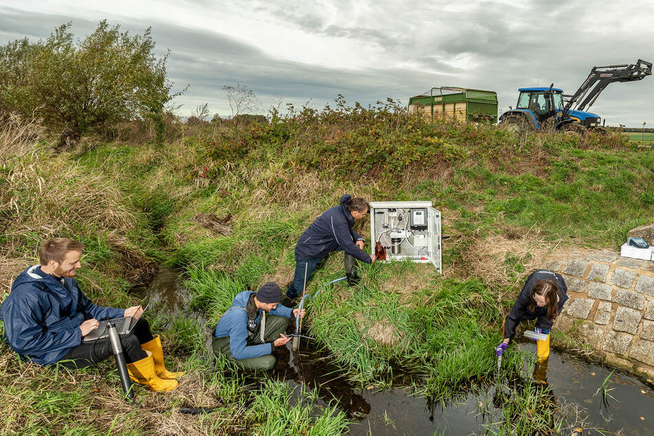 Wissenschaftler des UFZ haben auch Wasserproben an sieben sächsischen Messstellen entnommen, hier an der Launzige bei Neichen (Landkreis Leipzig).