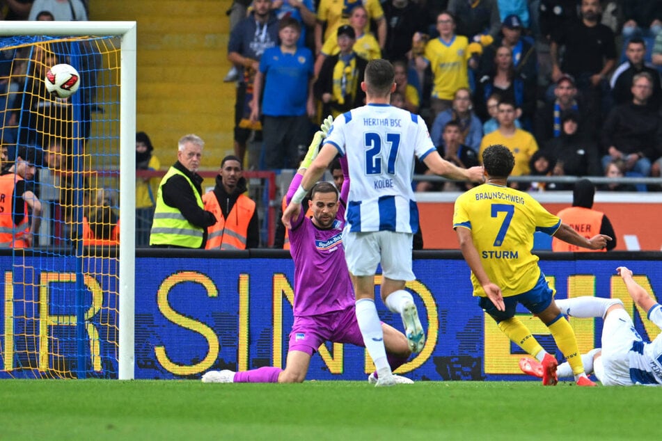 Yann Sturm (r.) lässt Hertha-Keeper Marius Gersbeck keine Chance - Pechvogel Niklas Kolbe kann nur noch hinterherschauen.