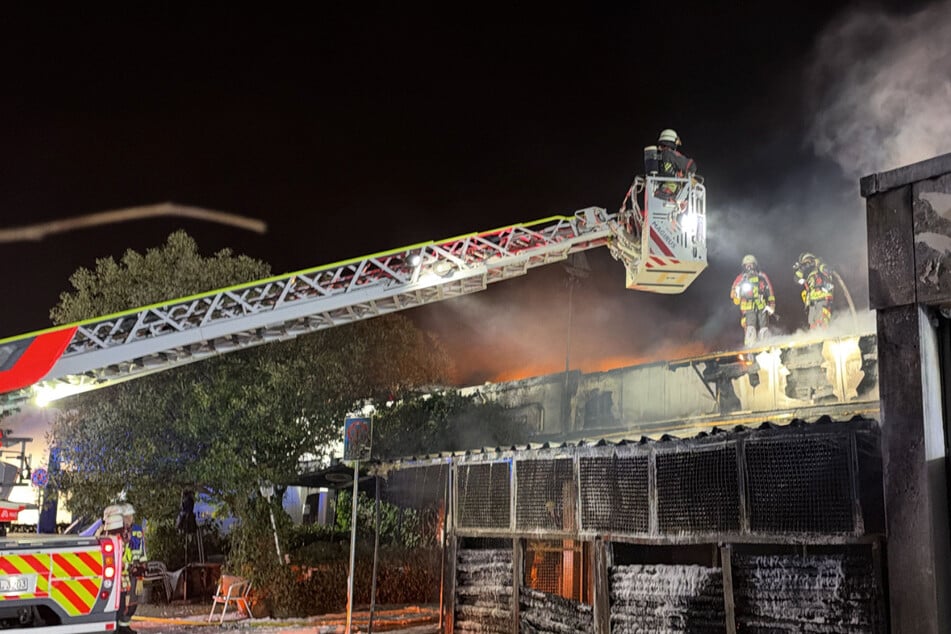 Feuer in Einkaufspassage: Brennender Müllcontainer sorgt für Millionen-Schaden