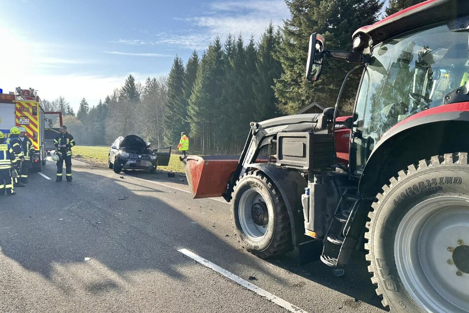 Der Traktor überstand den Zusammenstoß unbeschadet, das Auto musste abgeschleppt werden.