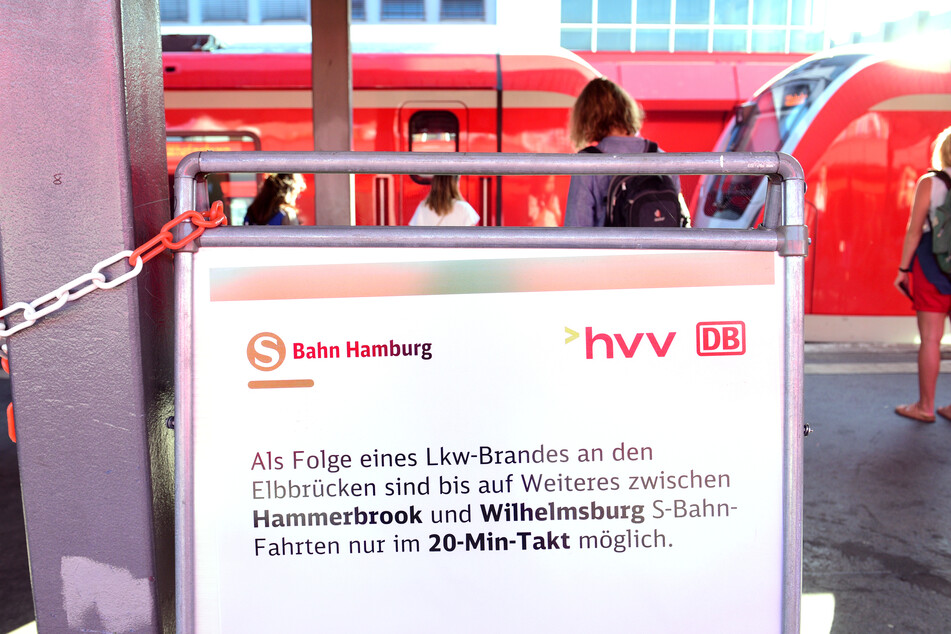 Der Hamburger S-Bahnverkehr über die Elbe bleibt vorerst gestört.