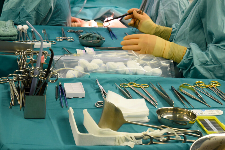 In einem Transplantationszentrum wird eine von einem gesunden Spender entnommene Niere beim Empfänger transplantiert.