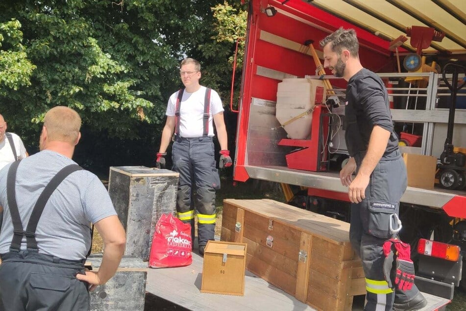 Die Freiwillige Feuerwehr hat sechs Kisten mit feuchten Waschlappen in Haldensleben aufgestellt. Diese sollen die Schlange anlocken.