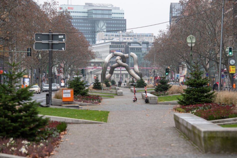 Die Einkaufsstraße Tauentzienstraße/Kurfürstendamm ist fast menschenleer und die Geschäfte sind bis auf Ausnahmen geschlossen.