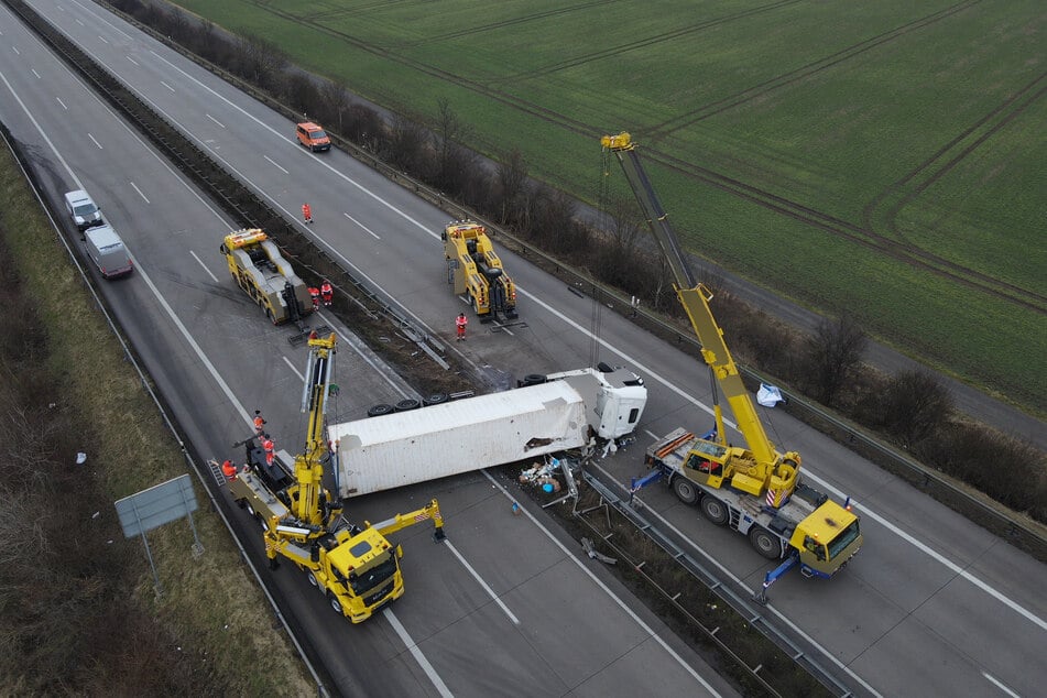 Mit mehreren Fahrzeugen ging die Bergung des verunfallten Sattelzuges vonstatten.