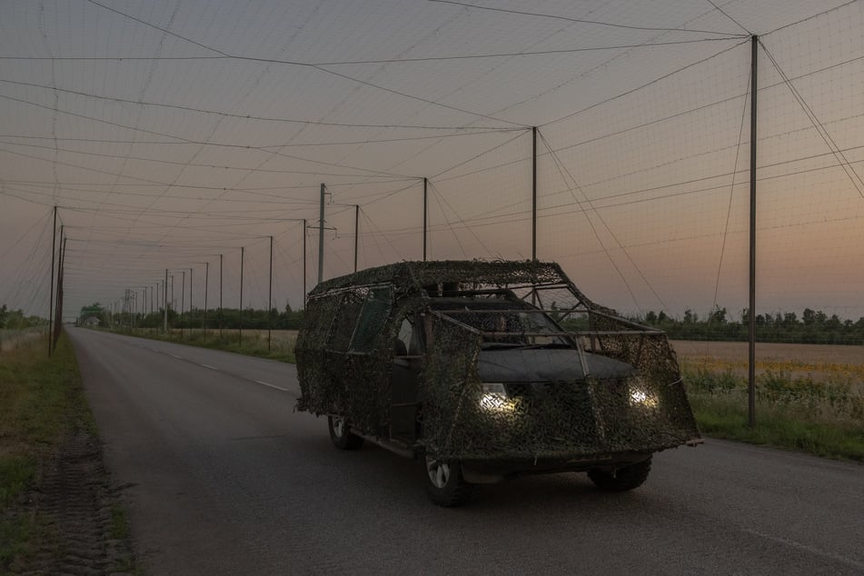 Mit Netz und Käfig: Um sich vor Drohnen zu schützen, werden ukrainische Militärfahrzeuge mit speziellen Vorrichtungen ausgerüstet.