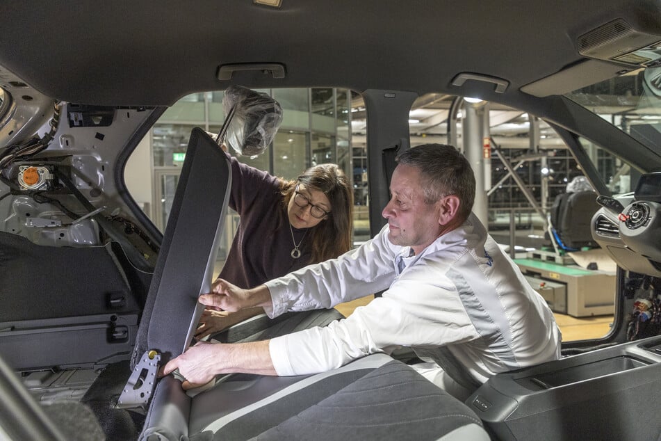 So nah kamen Besucher der Produktion früher nicht: Dirk Ogriseck und Anja Zissoldt beim Ausbau des Interieurs.