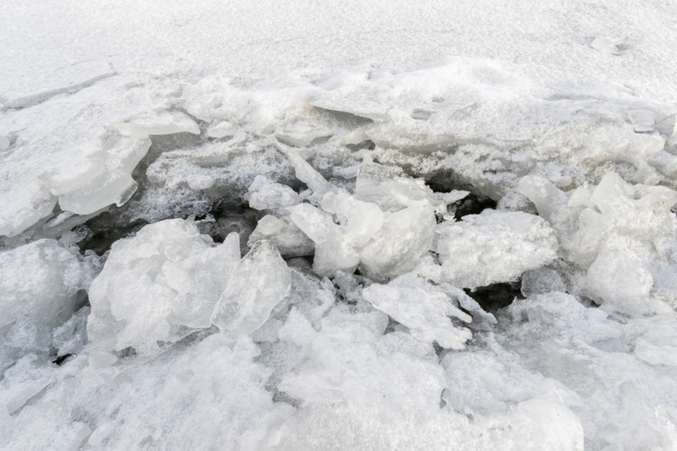 10-Jähriger bricht beim Spielen auf Eisfläche ein: Spaziergänger reagiert heldenhaft