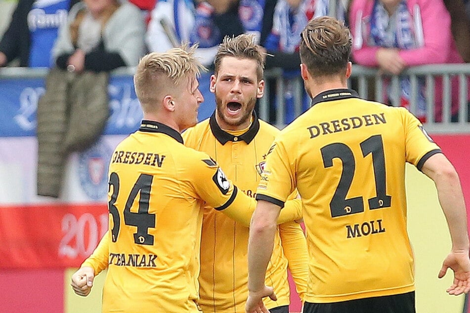 Marvin Stefaniak und Justin Eilers (v.l.) schossen beim letzten Auswärtssieg von Dynamo in Kiel vor elf Jahren die Tore und jubeln hier mit Quirin Moll (r.).